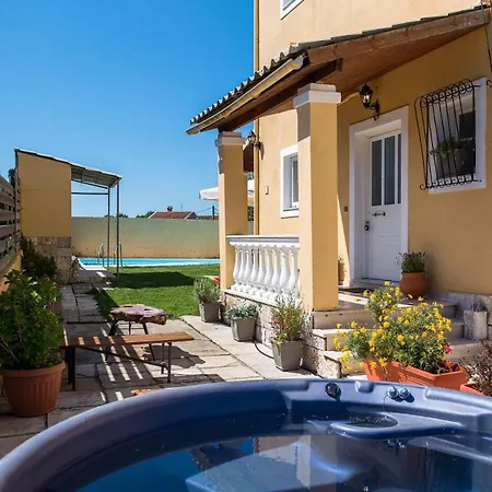 Apartmán Anastasia With Private Pool & Outdoor Tub *