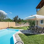 Anastasia With Private Pool & Outdoor Tub Daire
