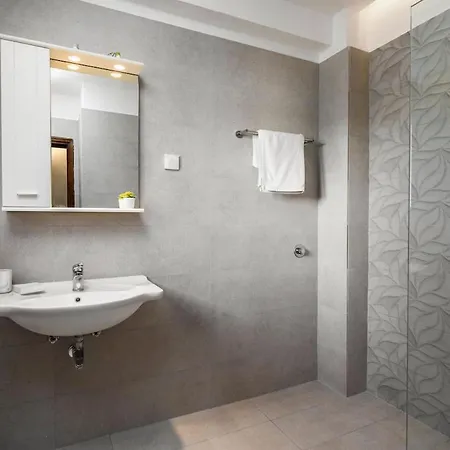 דירה Anastasia With Private Pool & Outdoor Tub *