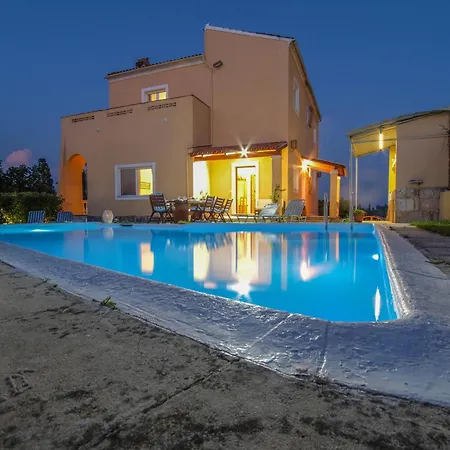 Anastasia With Private Pool & Outdoor Tub Lejlighed