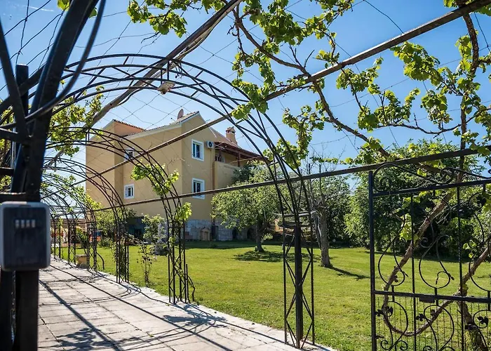 Anastasia With Private Pool & Outdoor Tub