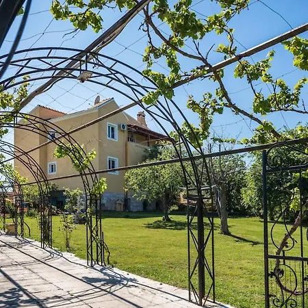 Anastasia With Private Pool & Outdoor Tub
